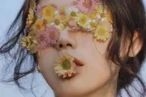 抖音千万粉丝网红主播何秋是亊首登时尚杂志《红秀