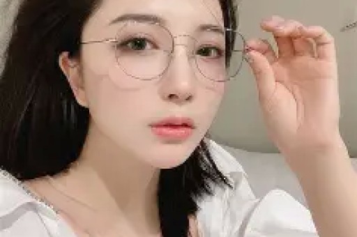 网红摊主鹅腿阿姨塌房后更多黑料被曝光儿子天天开豪车游玩